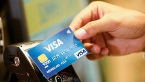 Rinkoje pastebimas mokėjimų kortelėmis ir kredito pervedimų augimas