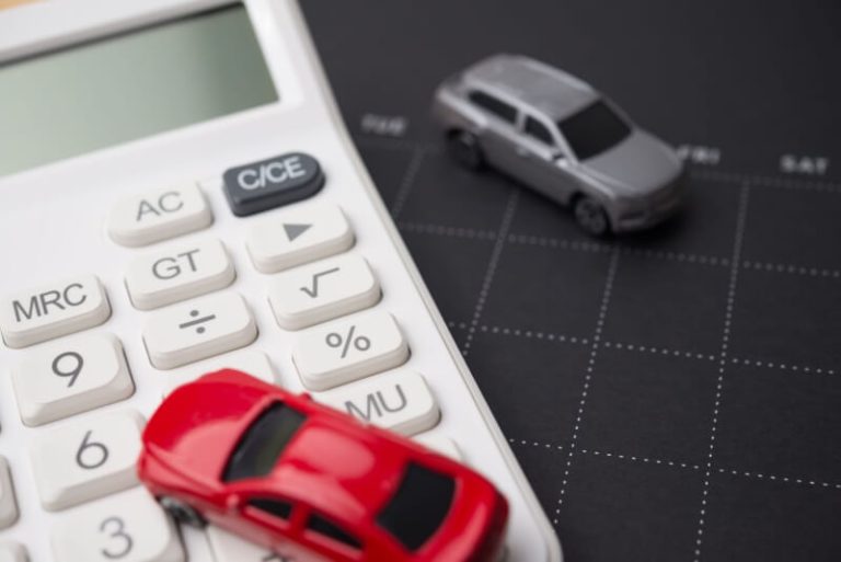 Paskola automobiliui atostogų sezonu: pirkti dabar ar palaukti rudens?