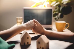 Ką reiškia būti bendraskoliu? Patarimai poroms imant būsto paskolą